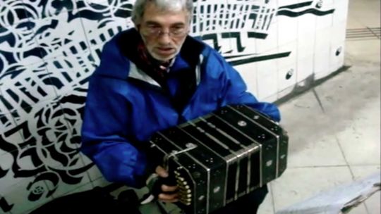 A un jubilado de 85 años le robaron su bandoneón con el que trabajaba en la calle para subsistir