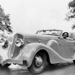 El elegante Peugeot 402 cumple 90 años.