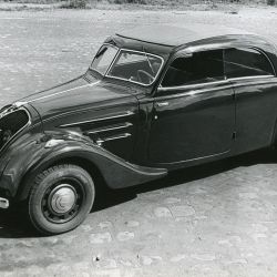 El elegante Peugeot 402 cumple 90 años.