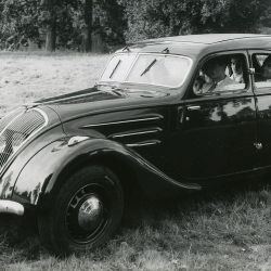 El elegante Peugeot 402 cumple 90 años.