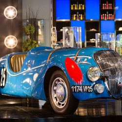 El elegante Peugeot 402 cumple 90 años.