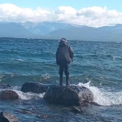 Más allá de la falta de pesca, hubo varios hechos para destacar. Entre ellos, la participación de personas ciegas y disminuidas visuales, del Centro de Rehabilitación Integral Patagónico (CRIP), que con la colaboración de la Asociación de Caza y Pesca Nahuel Huapi comenzaron a pescar recientemente.