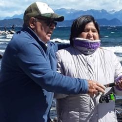 Más allá de la falta de pesca, hubo varios hechos para destacar. Entre ellos, la participación de personas ciegas y disminuidas visuales, del Centro de Rehabilitación Integral Patagónico (CRIP), que con la colaboración de la Asociación de Caza y Pesca Nahuel Huapi comenzaron a pescar recientemente.