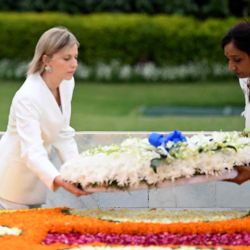 La presidenta de la Comisión Europea, Ursula von der Leyen, llega para rendir homenaje al memorial de Mahatma Gandhi en Raj Ghat, Nueva Delhi. Foto de Sajjad HUSSAIN / AFP | Foto:AFP
