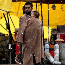 Un hombre lleva a un niño con su pheran (atuendo tradicional) de Cachemira en medio de una nevada en Srinagar. Foto de TAUSEEF MUSTAFA / AFP | Foto:AFP