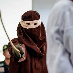 Un hombre, declarado culpable de mantener relaciones sexuales con otro hombre según la estricta ley islámica sharia, es azotado públicamente en Banda Aceh. Foto de YASUYOSHI CHIBA / AFP | Foto:AFP