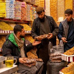 Afganos venden frutos secos en un mercado antes del mes sagrado islámico de ayuno del Ramadán, en Kabul. Foto de Wakil KOHSAR / AFP | Foto:AFP