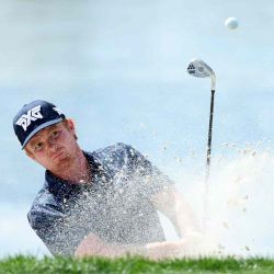Mason Anderson, de los Estados Unidos, realiza un tiro desde un búnker. Palm Beach Gardens, Florida. Foto de Mike Mulholland / AFP | Foto:AFP