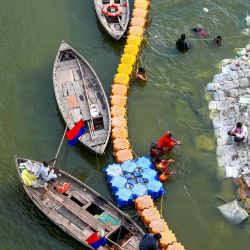Los peregrinos hindúes se bañan en el Sangam, la confluencia de los ríos Ganges, Yamuna y el mítico Saraswati. Foto de Punit PARANJPE / AFP | Foto:AFP