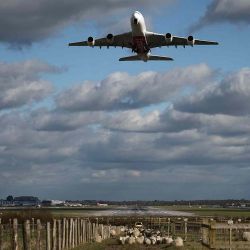 Un avión de pasajeros despega de la única pista del aeropuerto de Gatwick, al sur de Londres. Foto de HENRY NICHOLLS / AFP | Foto:AFP