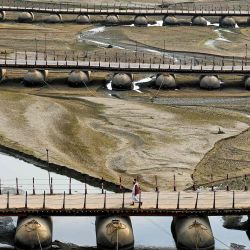 Una vista general muestra puentes de pontones vacíos cerca de Sangam, la confluencia de los ríos Ganges, Yamuna y el mítico Saraswati. Foto de Punit PARANJPE / AFP | Foto:AFP