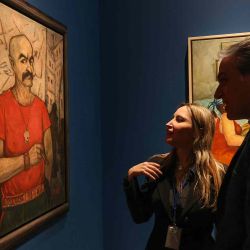Karina el-Halou, directora del Museo Sursock, en una exposición en homenaje al pintor libanés Abdel Hamid Baalbaki. Foto de ANWAR AMRO / AFP | Foto:AFP