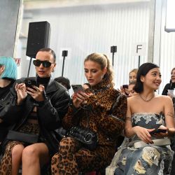  Los invitados revisan sus teléfonos inteligentes en la presentación del desfile de moda Blumarine como parte de la Semana de la Moda de Milán. Foto de Piero CRUCIATTI / AFP | Foto:AFP