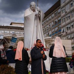 Las monjas rezan ante la estatua de Juan Pablo II en el exterior del hospital Gemelli, donde el Papa Francisco está internado por neumonía, en Roma. Foto de Dimitar DILKOFF / AFP | Foto:AFP