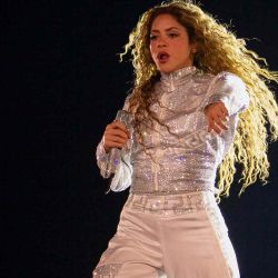 La cantante colombiana Shakira actúa durante su gira 'Las Mujeres ya no Lloran' en el estadio Nemesio Camacho 'El Campin' de Bogotá. Foto de STRINGER / AFP | Foto:AFP