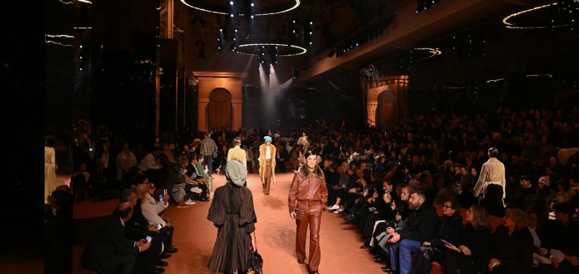 Fendi celebra su centenario con un desfile que une cinco generaciones de amor por la moda