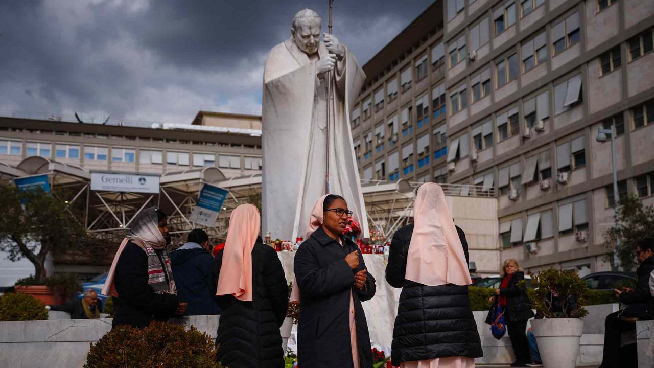 Las monjas rezan ante la estatua de Juan Pablo II en el exterior del hospital Gemelli, donde el Papa Francisco está internado por neumonía, en Roma. Foto de Dimitar DILKOFF / AFP | Foto:AFP
