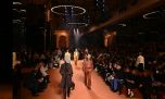 Fendi celebra su centenario con un desfile que une cinco generaciones de amor por la moda