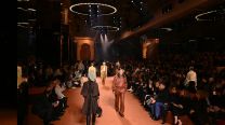 Fendi celebra su centenario con un desfile que une cinco generaciones de amor por la moda