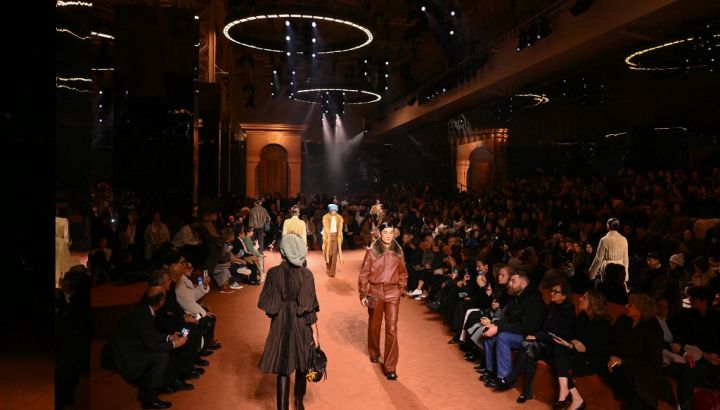 Fendi celebra su centenario con un desfile que une cinco generaciones de amor por la moda