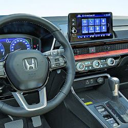 Esta versión hibrida es producida en Tailandia. El modelo CR-V este año cumple 30 desde su lanzamiento, va por su sexta generación y es el más vendido de Honda en el mundo.