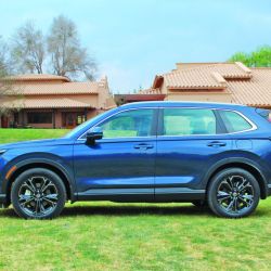 Esta versión hibrida es producida en Tailandia. El modelo CR-V este año cumple 30 desde su lanzamiento, va por su sexta generación y es el más vendido de Honda en el mundo.