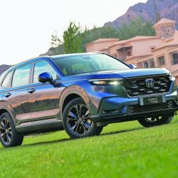 Esta versión hibrida es producida en Tailandia. El modelo CR-V este año cumple 30 desde su lanzamiento, va por su sexta generación y es el más vendido de Honda en el mundo.