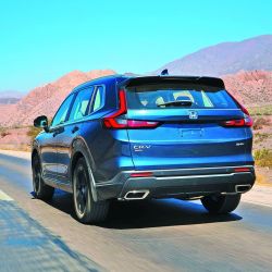 Esta versión hibrida es producida en Tailandia. El modelo CR-V este año cumple 30 desde su lanzamiento, va por su sexta generación y es el más vendido de Honda en el mundo.