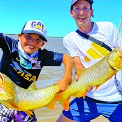 Entre Buenos Aires y San Fernando hay bajadas al río que son públicas y con abras de juncos muy prometedoras para tentar dorados de muy respetable tamaño. 