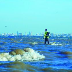 Entre Buenos Aires y San Fernando hay bajadas al río que son públicas y con abras de juncos muy prometedoras para tentar dorados de muy respetable tamaño. 