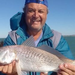En vísperas de un nuevo mes, el pescador comienza a dejar de lado la playa y a pensar en las lagunas con el pejerrey como estrella principal.