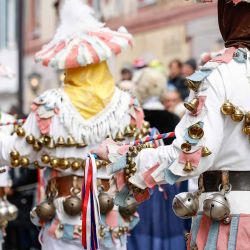 Los participantes, ataviados con trajes tradicionales decorados con campanas, participan en el desfile anual de carnaval en Mittenwald. Alemania. Foto de Michaela STACHE / AFP | Foto:AFP