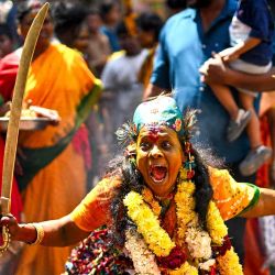 Un devoto vestido como la deidad hindú Kali realiza una danza ritual durante una procesión religiosa del festival Maha Shivratri en Chennai. Foto de R. Satish BABU / AFP | Foto:AFP