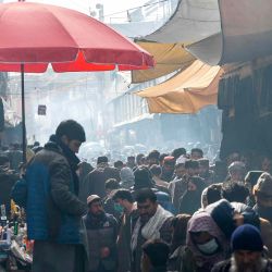 Afganos caminan en el mes sagrado islámico de ayuno del Ramadán, en Kabul. Foto de Wakil KOHSAR / AFP | Foto:AFP