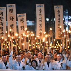 Los surcoreanos, ataviados con trajes tradicionales, sostienen antorchas para celebrar el aniversario del Movimiento de Independencia. Foto de Jung Yeon-je / AFP | Foto:AFP