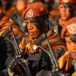 Un soldado del ejército de República Dominicana observa mientras marcha durante un desfile militar. Foto de Francesco SPOTORNO / AFP | Foto:AFP