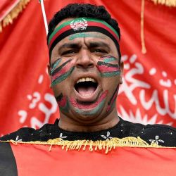Un aficionado de Afganistán anima mientras observa el partido de críquet internacional. Foto de Arif ALI / AFP | Foto:AFP