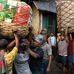 Los trabajadores llevan sacos de verduras en un mercado mayorista de productos agrícolas en Calcuta. Foto de DIBYANGSHU SARKAR / AFP | Foto:AFP