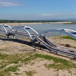 Una vista aérea muestra vehículos dañados en una sección de un puente colapsado en la ciudad de Santa María. Foto de John Dimain / AFP | Foto:AFP