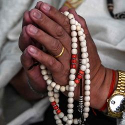 Un tibetano en el exilio reza mientras asiste a las celebraciones del festival Lhosar que marca el inicio del Año Nuevo tibetano. Foto de PRAKASH MATHEMA / AFP | Foto:AFP