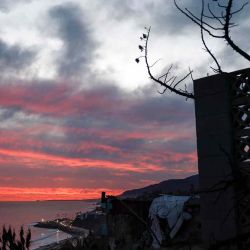 El sol se pone detrás de una casa con vista al Océano Pacífico que fue destruida en el incendio de Palisades, California. Foto de MARIO TAMA / AFP | Foto:AFP