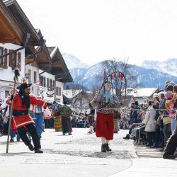 Los participantes disfrazados y con máscaras tradicionales de madera participan en el desfile anual de carnaval en Mittenwald. Foto de Michaela STACHE / AFP | Foto:AFP