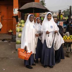 Unas niñas miran mientras cruzan una calle en Jos. Foto de OLYMPIA DE MAISMONT / AFP | Foto:AFP