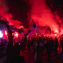Los residentes encienden bengalas para dar la bienvenida a cientos de estudiantes, en Servia. Foto de Andrej ISAKOVIC / AFP | Foto:AFP