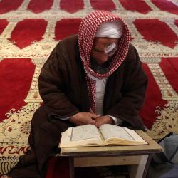Un hombre lee el Corán en la mezquita Al-Aqsa, en la Ciudad Vieja de Jerusalén. Foto de AHMAD GHARABLI / AFP | Foto:AFP