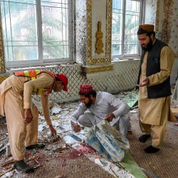 Un rescatista recoge restos de un atentado suicida ocurrido en la escuela Dar-ul-Uloom Haqqania en Akora Khattak. Foto de Abdul MAJEED / AFP | Foto:AFP