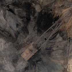 Una vista aérea muestra una excavadora de arrastre operando en una mina de titanio a cielo abierto en la región de Zhytomyr. Foto de Roman PILIPEY / AFP | Foto:AFP