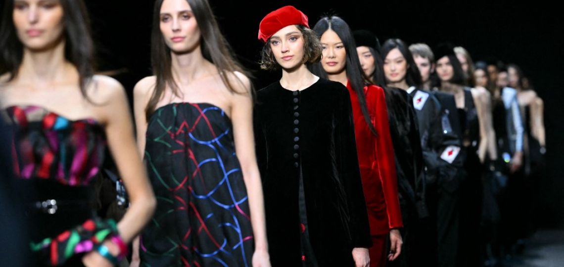 Emporio Armani Otoño/Invierno 2025: sofisticación y el juego de la moda en Milán