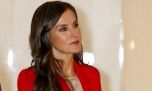 La reina Letizia impactó con un vestido cereza, el tono perfecto para brillar en eventos