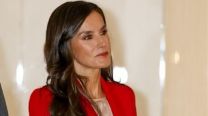 La reina Letizia impactó con un vestido cereza, el tono perfecto para brillar en eventos